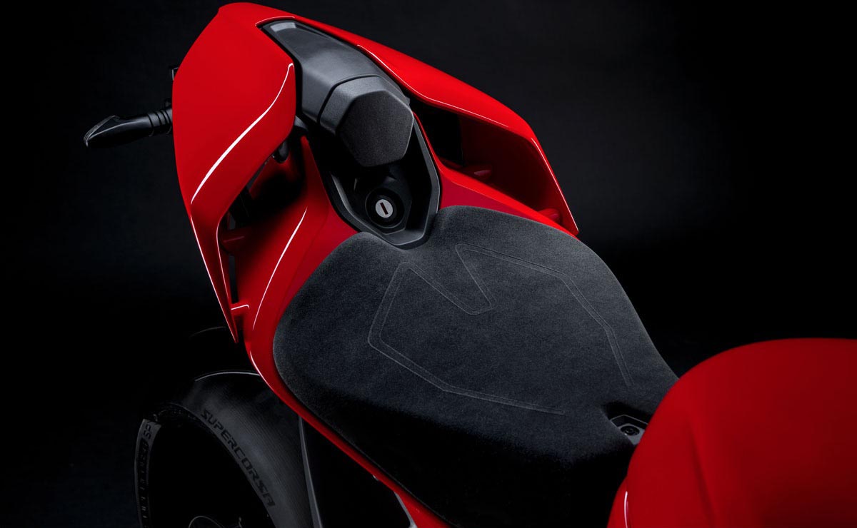 Ducati Panigale V4 2026 selle passager ergonomie sportive homologation route