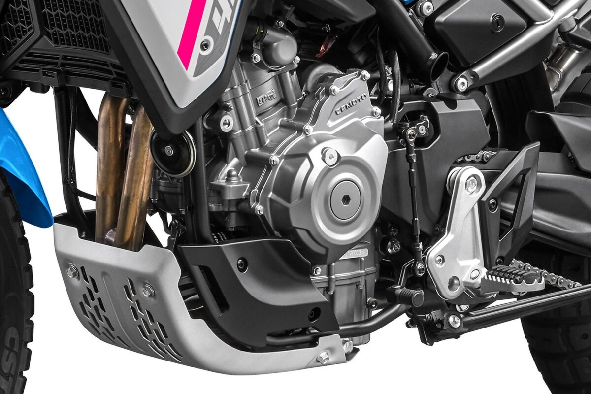 Esta todoterreno es un chollazo, con Akrapovic de serie, y p vue 1 CFMOTO 450 MT trail A2 Akrapovic serie prix 6490 euros 21 18 pouces 175 kg