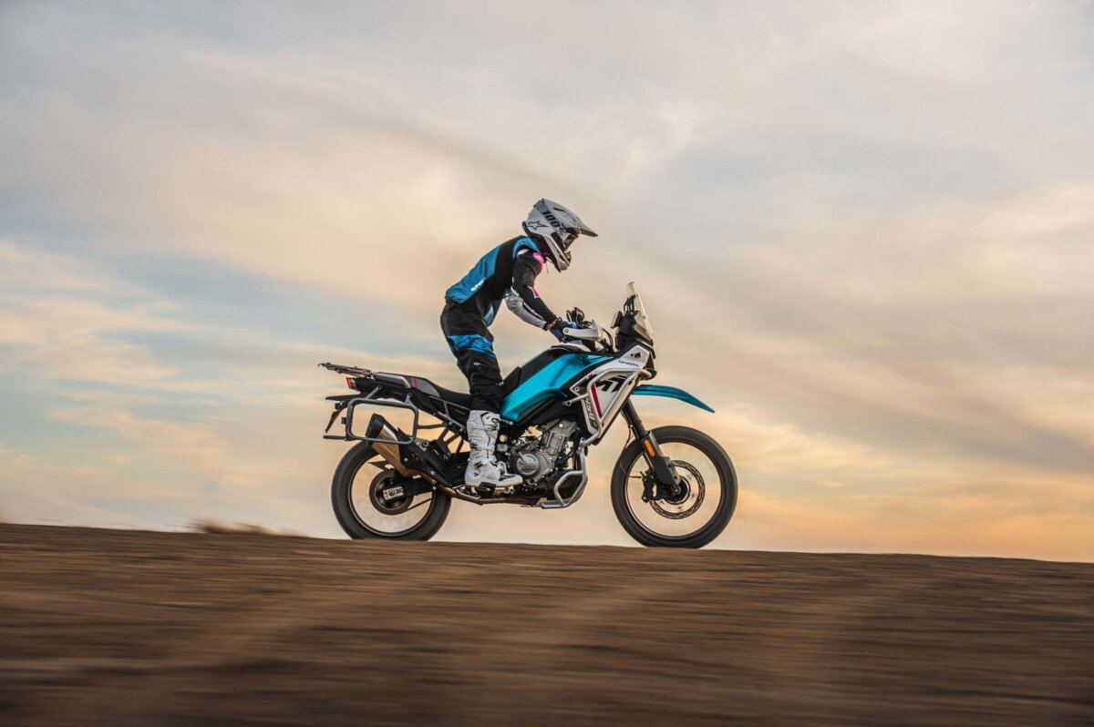 CFMOTO 450 MT trail A2 Akrapovic serie prix 6490 euros 21 18 pouces 175 kg