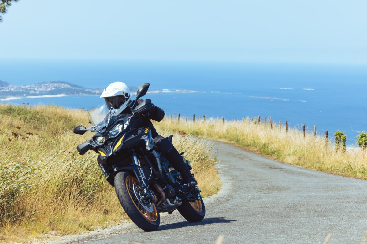 QJMotor SRT 900S arriere trail routier bagagerie touring duo