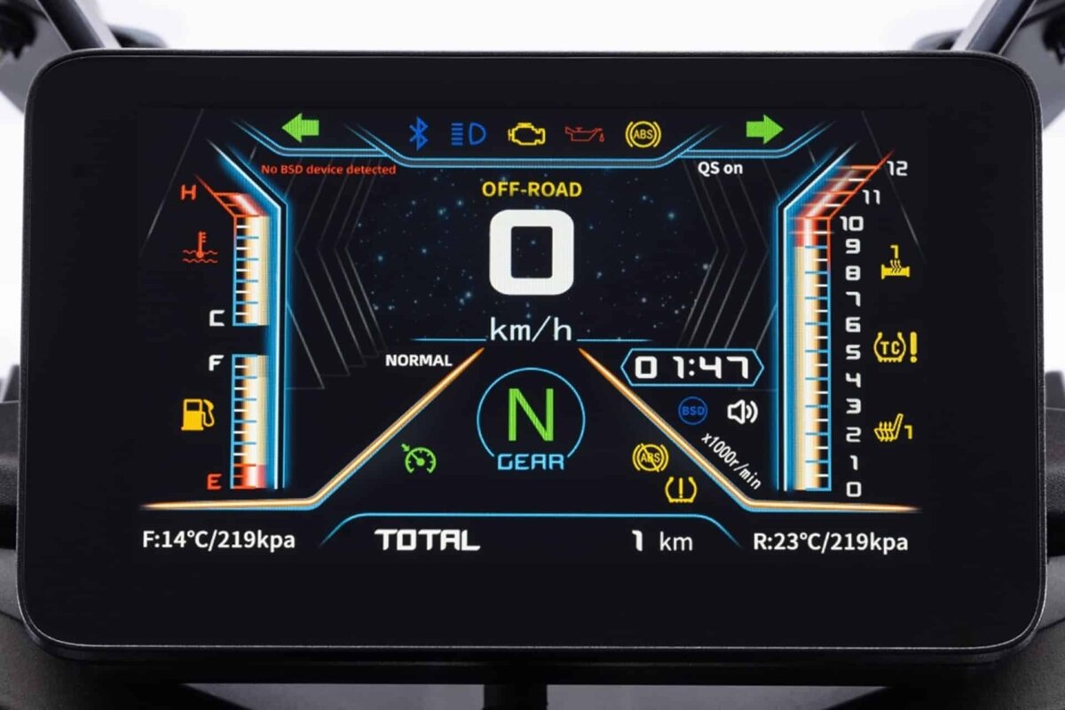 QJMotor SRT 900S tableau de bord TFT bluetooth modes conduite