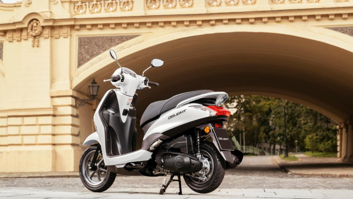 scooter urbain arrière compact feu arrière Yamaha Delight 125