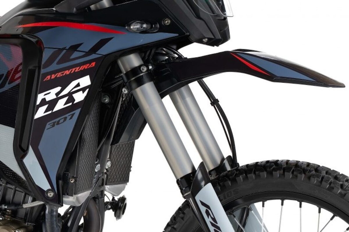 De marca española, muy todoterreno y barata, asà es la nueva vue 1 Rieju Aventura Rally 307 trail A2 293 cm3 33,5 ch 21 litres 21 18 jantes rayons prix 4600