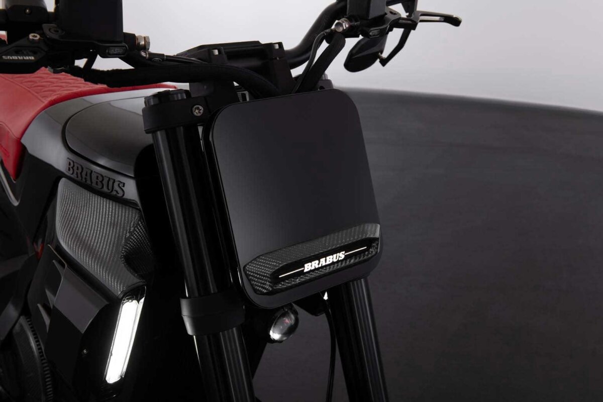 Brabus se lance dans la moto électrique… avec une marque fra vue 1 moto électrique premium collaboration Brabus marque française DAB Motors Peugeot Motocycles 7,1 kWh 150 km 120 km/h