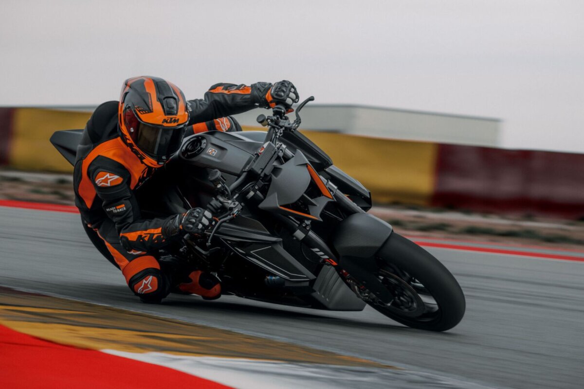KTM 1390 Super Duke RR Track vue 1 KTM 1390 Super Duke RR Track hypernaked piste 202 ch 177 kg fibre carbone jantes magnésium