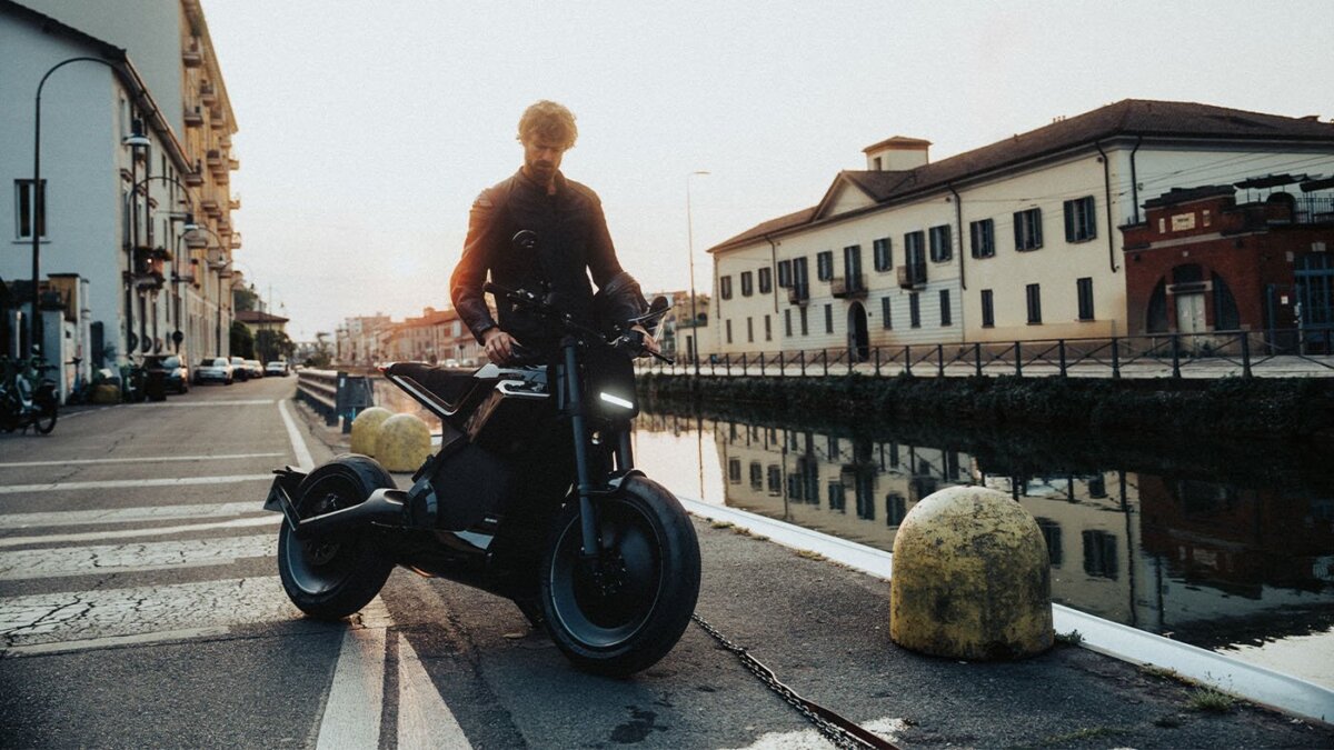 moto électrique roadster urbain face avant premium Brabus DAB 1α
