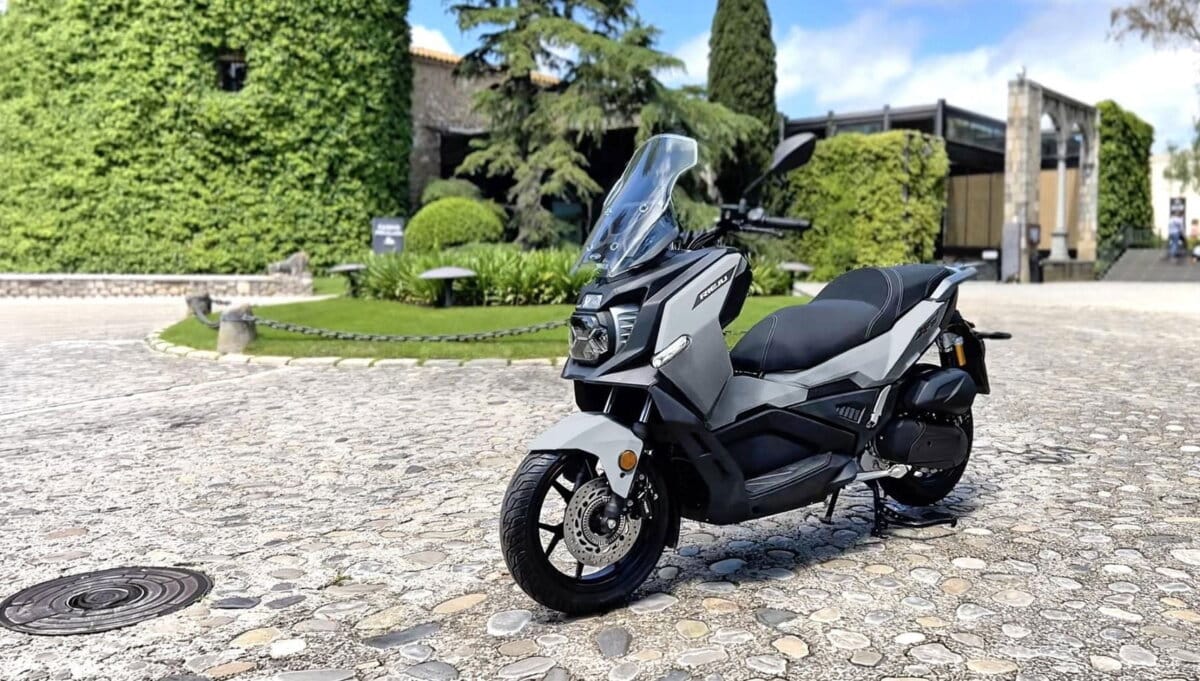 optique LED Rieju X-OVER scooter aventure design moderne
