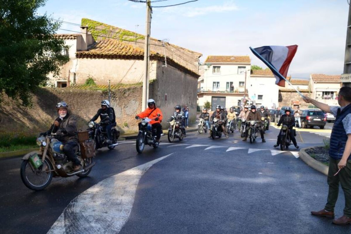 Bessan - 29e édition du grand rassemblement annuel des motos vue 1 rassemblement motos anciennes Bessan 29e edition place de la Promenade balade retro avant 1960