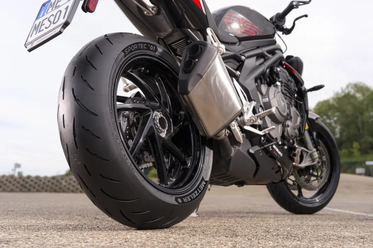 Metzeler Sportec 01 RS pneu arrière hypersport grip sec épaules noir de carbone piste