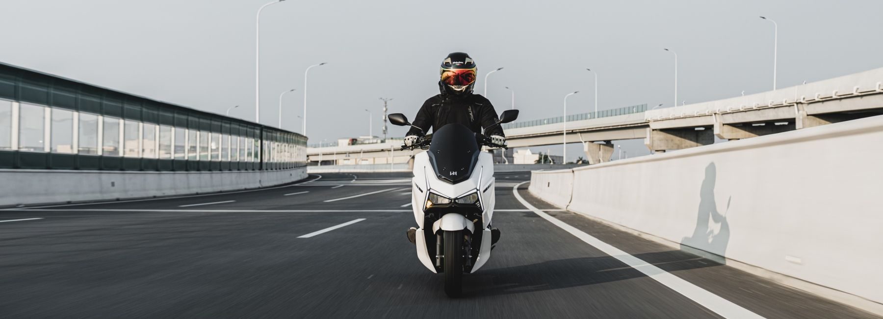 1 000 € de moins que les N-Max et PCX : ce scooter GT compact coche tout, sans se ruiner