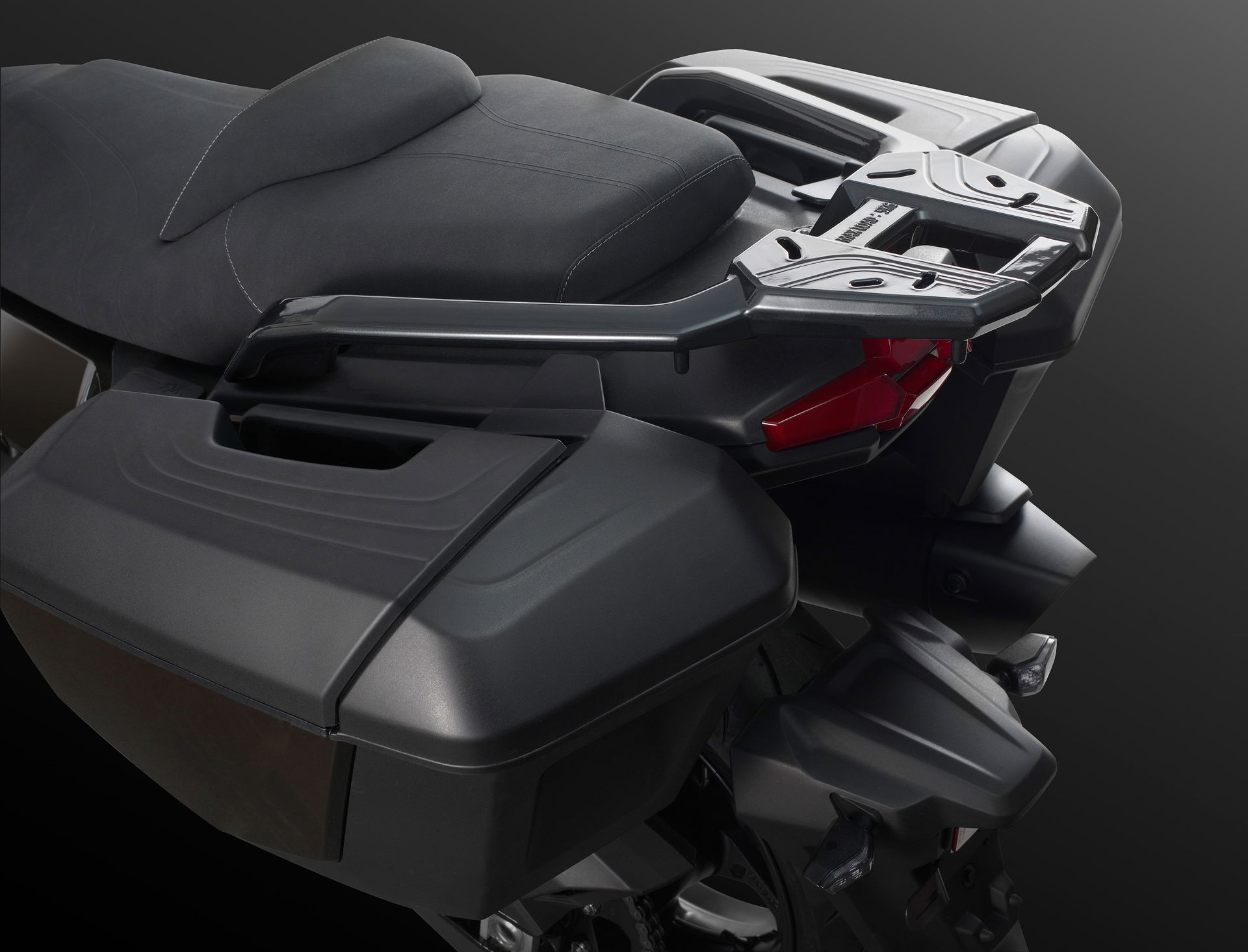 Ce maxi-scooter SYM façon baroudeur arrive en 2026 avec un coffre XXL pour voyager chargé