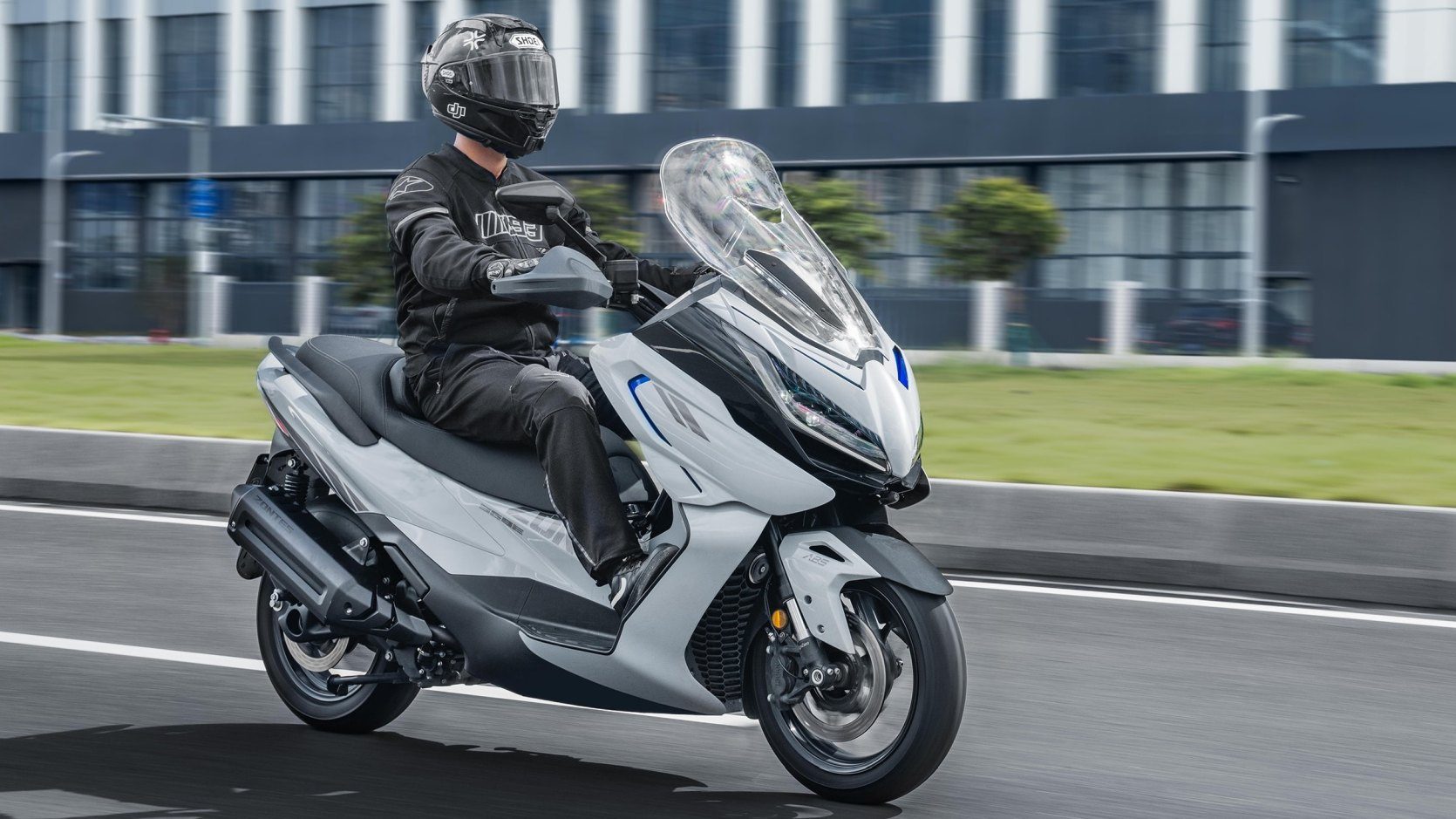 Un rival du Forza 350 à 1 500 € de moins : ce scooter GT se refait une beauté pour l'été