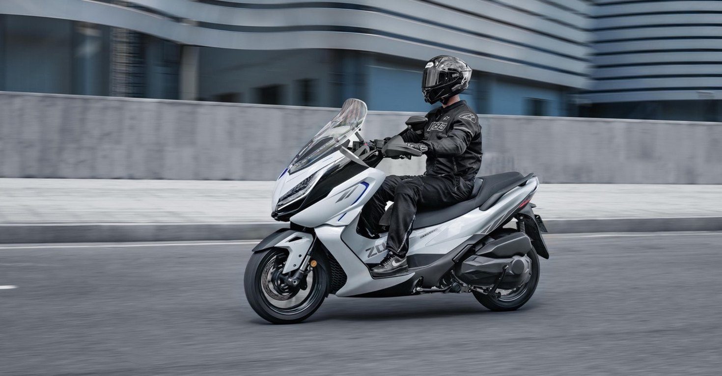 Un rival du Forza 350 à 1 500 € de moins : ce scooter GT se refait une beauté pour l'été