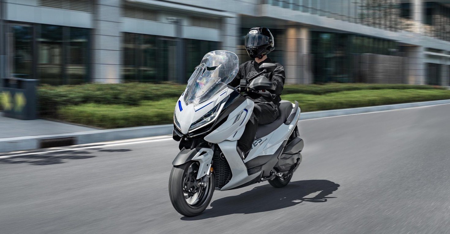 Un rival du Forza 350 à 1 500 € de moins : ce scooter GT se refait une beauté pour l'été